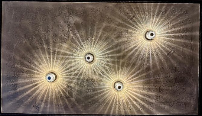 Vier leuchtende Strahlen kreisen um zentrale Punkte auf einem grauen Hintergrund.