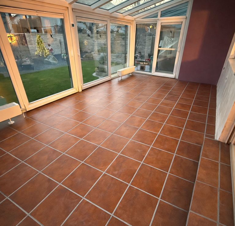 Mikrozement-Sanierung auf bestehenden Fliesen und fest verklebtem Parkett ohne Rückbau