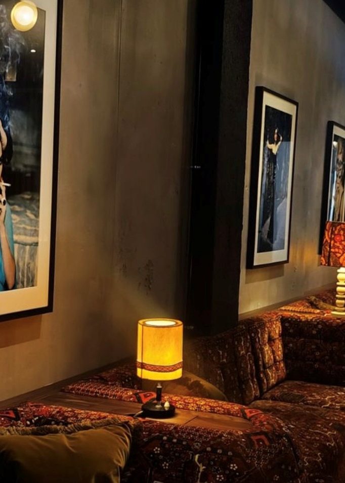 Mikrozement Wand Gemütlicher Innenraum mit Sofas, Beleuchtung und Kunst an der Wand.