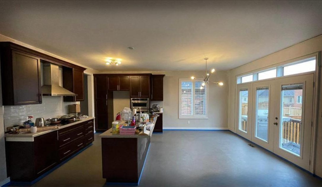 Mikrozement-Oberfläche in moderner Küche für Boden und Wand mit ruhiger, fugenloser Optik