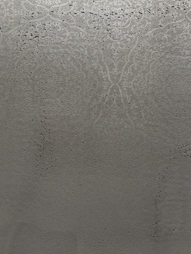 Überzogenes Glas mit Tropfen und einem schemenhaften Muster.