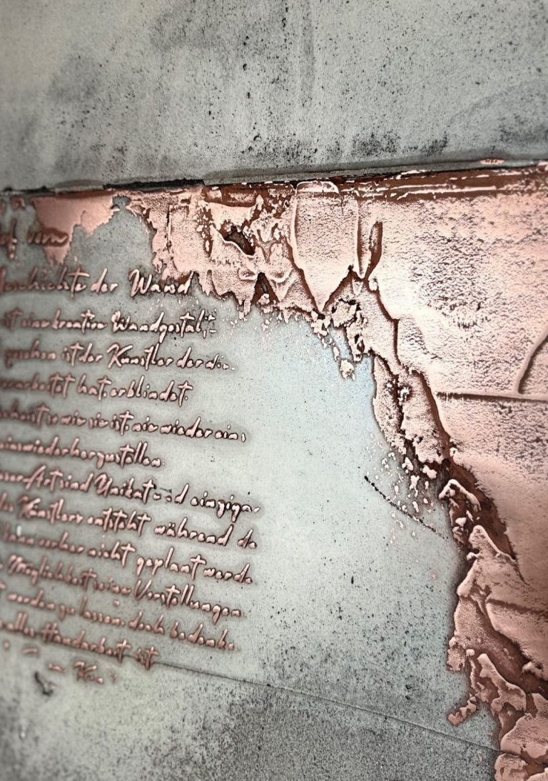 Echtmetall Mikrozement Bronzene Reliefkarte der mit textlicher Beschreibung und Details.