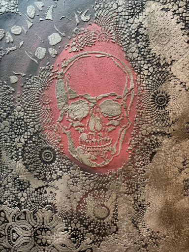 Rosa Totenkopf auf einem gefrosteten, Mandala ähnlichen Hintergrund.