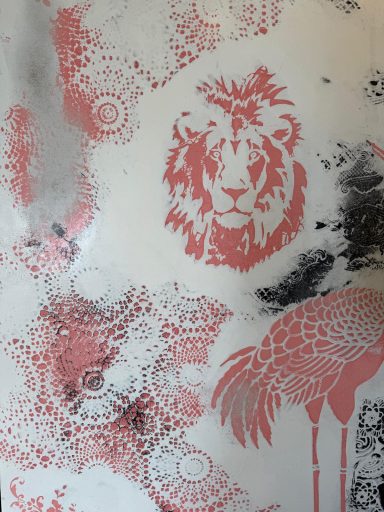 Rosa und schwarze Muster mit einem Löwenkopf und einem Schwan.