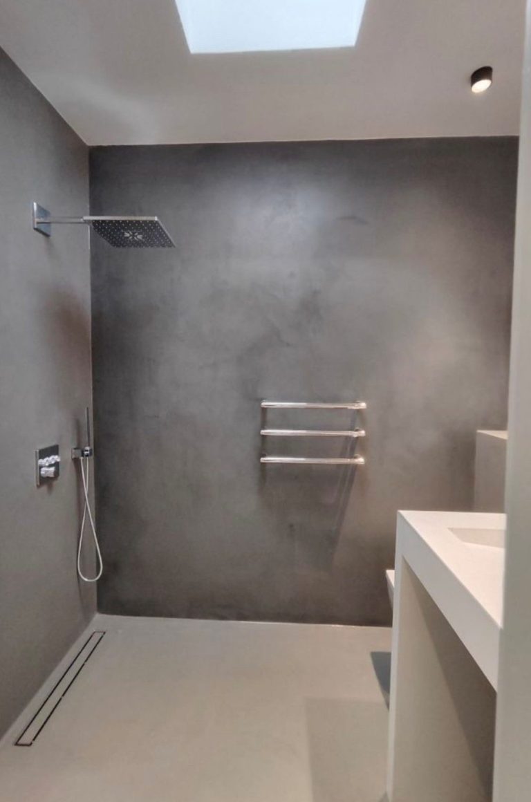 Fugenlose Mikrozement-Oberfläche im Badezimmer mit systemabhängiger Ausführung für Nassbereiche