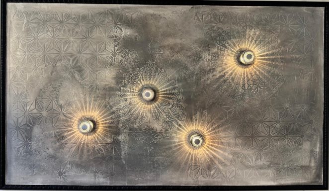 Vier leuchtende Sonnen mit strahlenden Ringen auf grauem Hintergrund.