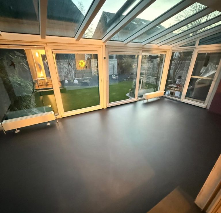 Mikrozement-Sanierung auf bestehenden Fliesen und fest verklebtem Parkett ohne Rückbau