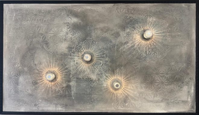 Vier kreisförmige Strukturen mit strahlenförmigen Mustern auf grauem Hintergrund.