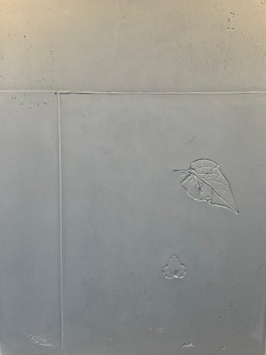 Blasser Hintergrund mit einer zarten Zeichnung eines Blattes und einem kleinen Symbol.